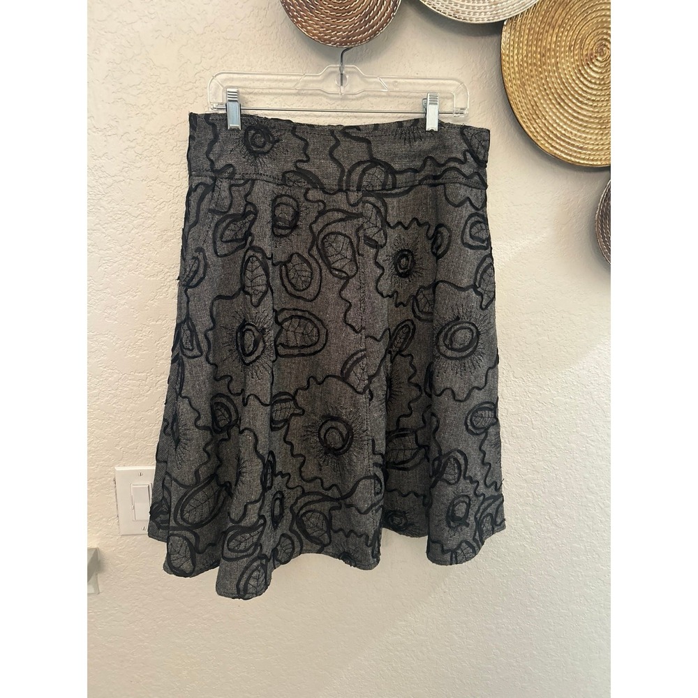 Madison gray skirt featuring a comfort fit design embroidered flowers size 10